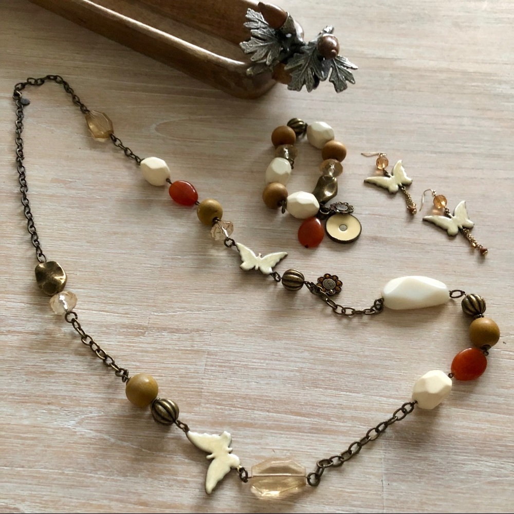 Set of necklace, bracelet & earrings